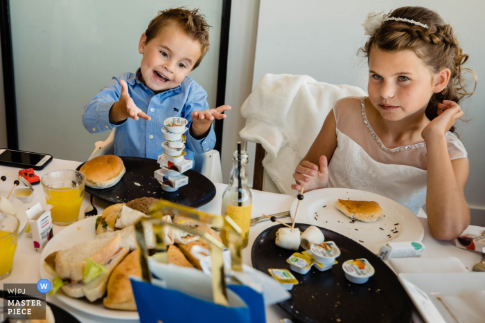 Foto di matrimonio Noord Brabant realizzata durante il ricevimento dei bambini a un tavolo divertendosi