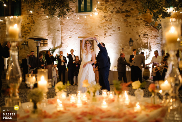 Tenuta Mocajo, Toscane trouwfoto van de bruid en bruidegom tijdens hun eerste dans