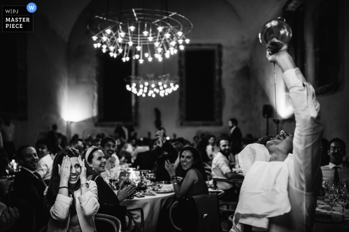 Foto de casamento em festa de recepção no terras de bouro - amares - Portugal de um convidado bebendo de uma garrafa