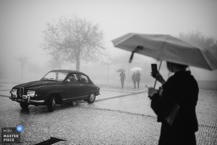 Fotografia di matrimonio da braga, portogallo - menino conhece scena di menina con un ombrello, un'auto da sposa vintage e un po 'di nebbia