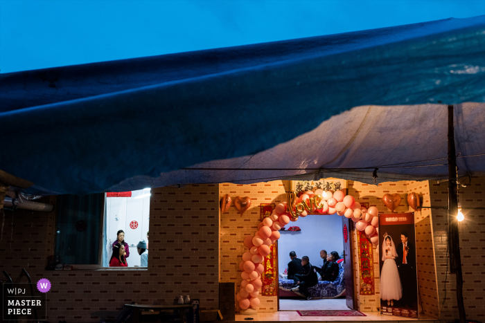 Fotógrafo de casamento de Sichuan, "observei que este é um ambiente contrastante de azul e amarelo, a noiva à esquerda está se maquiando, a família da noiva está esperando no quarto à direita e a foto de grupo dos noivos está à direita"