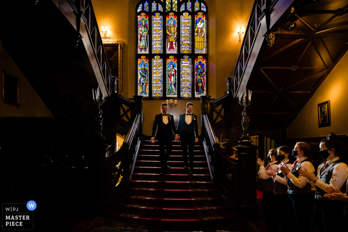 Markree Castle trouwfoto van bruidegoms die de trap af lopen naar de ceremonie