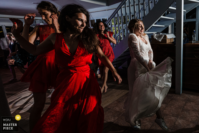 Huwelijksfotografie van een receptie in de Auvergne-Rhône-Alpes van de dansende bruid