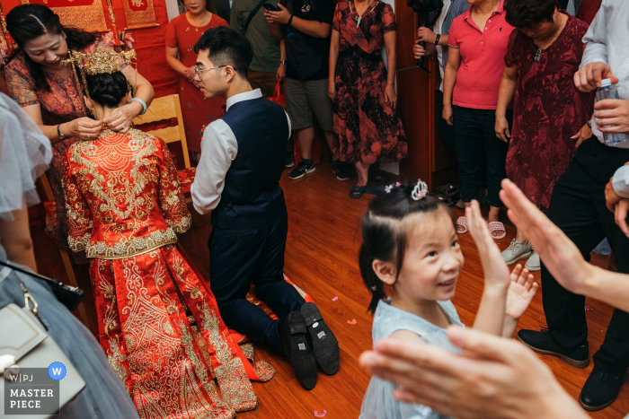 Fotografia de casamento em Fuzhou Fujian das tradições em casa com um colar para a noiva