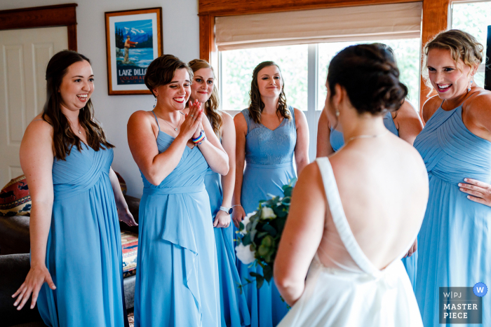 Las damas de honor ven a su amiga por primera vez para la boda de la novia en Colorado