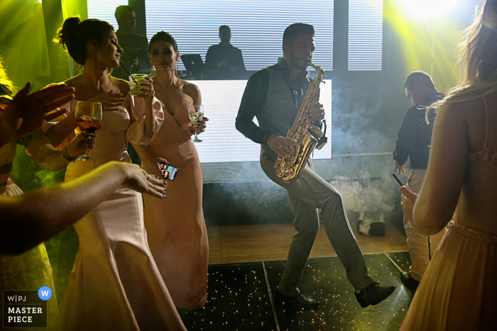 Smoky image of the saxophonist playing during a wedding reception at the Villa Borguese Anápolis