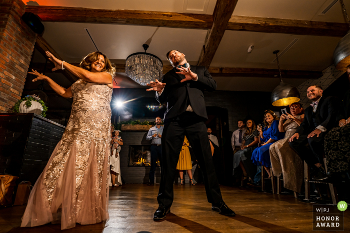 Noivo do Colorado dança Thriller com sua mãe no Restaurante Tatanka em Aspen