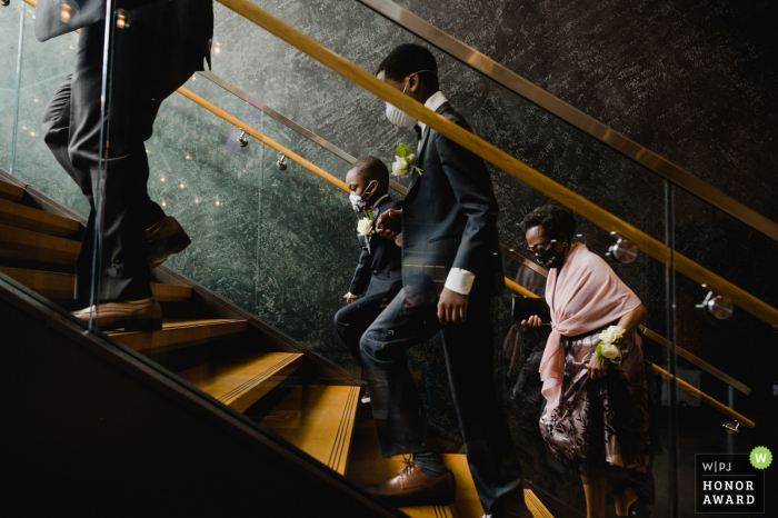 Canopy by Hilton image de mariage d'une famille en montant l'escalier