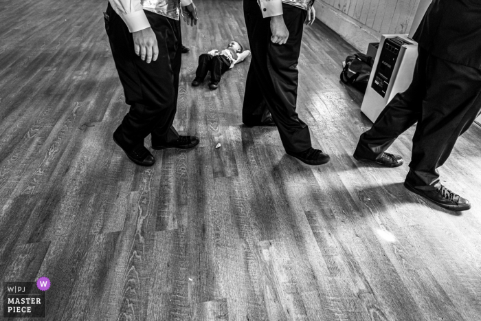 Fotografía de boda que muestra a un niño de Minneapolis divirtiéndose en la pista de baile