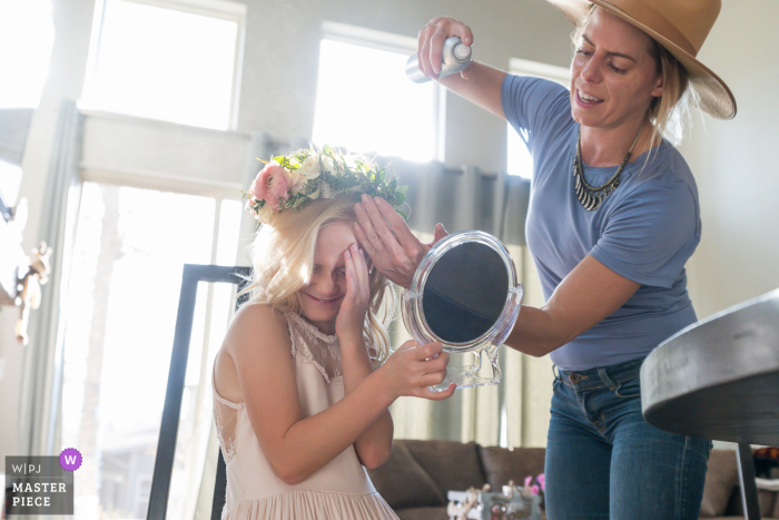 Fotografía de boda en Colorado de la hija del novio peinándose