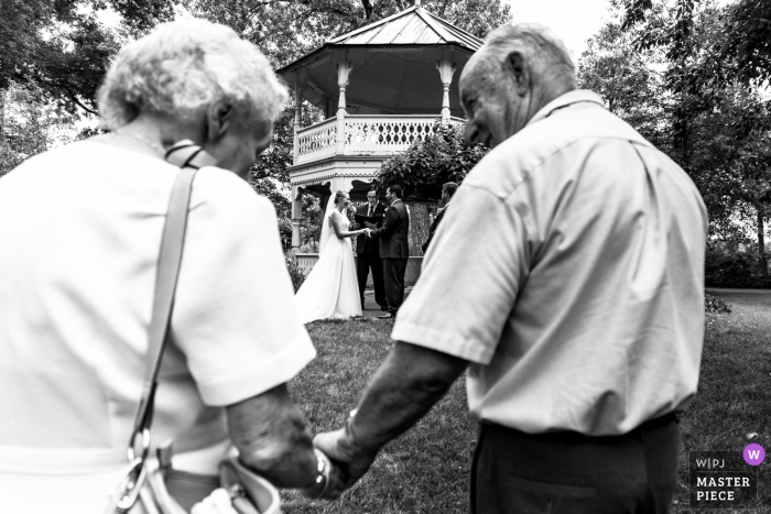 De huwelijksfotografie van Minnesota van de White Bear Lake Grandparents die het paar bekijken