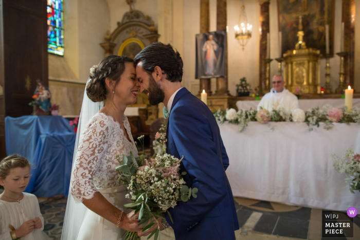 Fotografia de casamento de uma igreja na França, a ponte da noiva e o noivo acabando de se descobrir