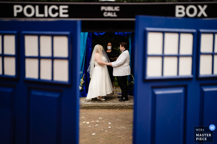 Fotografia de casamento de Atlanta, Geórgia, de um casal se casando em um tardis