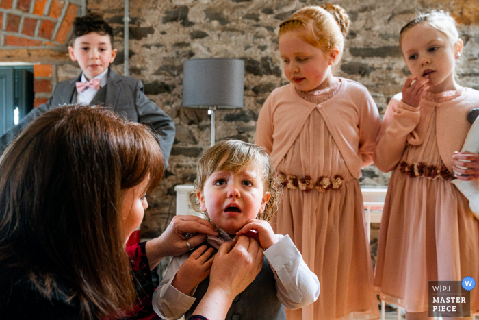 Huwelijksfotografie van Segrave Barns Ireland van de kinderen die zich klaarmaken