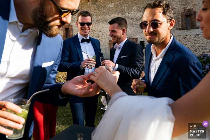 Fotografia de casamento de Ferme De Bouchemont, França, da inspeção dos anéis de noivos