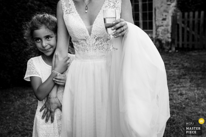 Foto di matrimonio che mostra che anche le cameriere di Ferme De Bouchemont, Francia Brides sono orgogliose