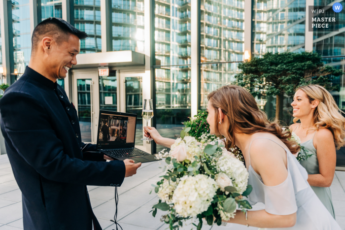 Loews Hotel, Atlanta, GA, casal de noivos brindando com família na Índia que assistiu à cerimônia no Zoom