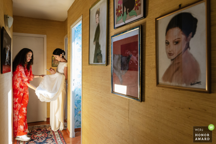 Foto del matrimonio a Parigi della casa della sposa Île-de-France e della sua damigella durante la preparazione