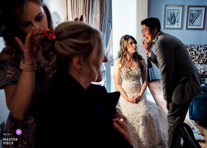 Este casal fez as coisas de forma diferente e antes da cerimônia eles estavam apenas se divertindo no quarto do hotel no Fernhill House Hotel, Irlanda