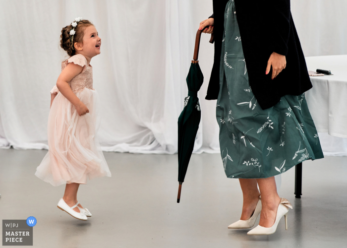 Fernhill House Hotel, fotograaf in Ierland "Na de ceremonie en iedereen aan het kletsen was, ving ik dit kleine moment op waarop het kleine meisje aan het springen was en de persoon met haar meedeed"