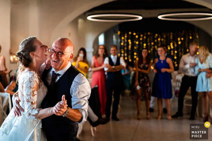 Castillo de Stanjel, Eslovenia Foto de la boda con baile del padre desde el lugar de la recepción