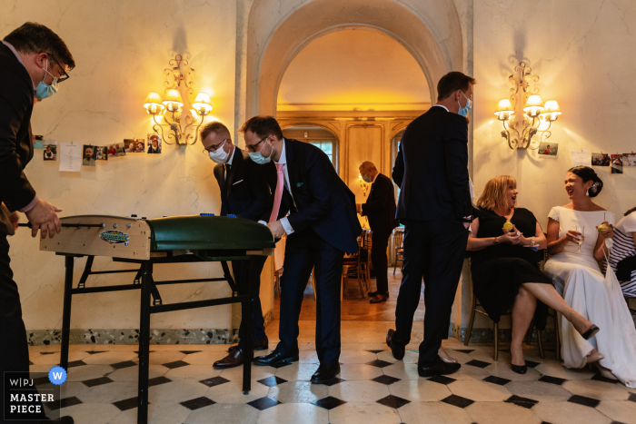 Image d'un lieu de réception de mariage en Île-de-France d'invités jouant le baby foot à la réception de mariage