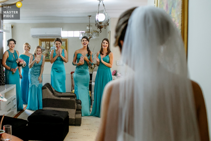 Fotografia de casamento do Hotel Serrano - Gramado - Brasil da Madrinha vendo a noiva pela primeira vez