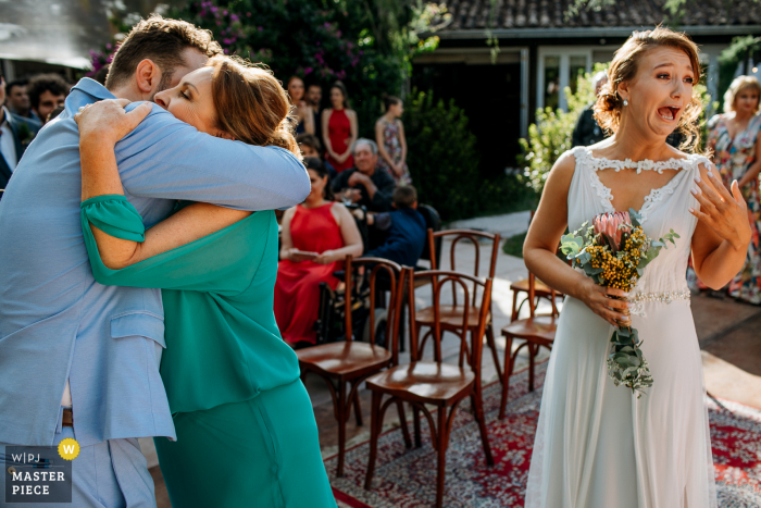 Hochzeitsfotografie in Alto da Capela – Porto Alegre – Brasilien, die die Braut zeigt, die begeistert am Altar ankommt