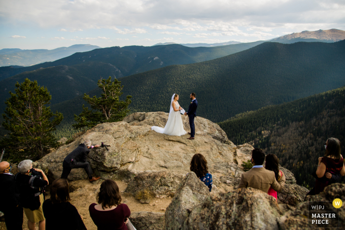 Huwelijksfotografie in Colorado van een kleine huwelijksceremonie op de top van een berg