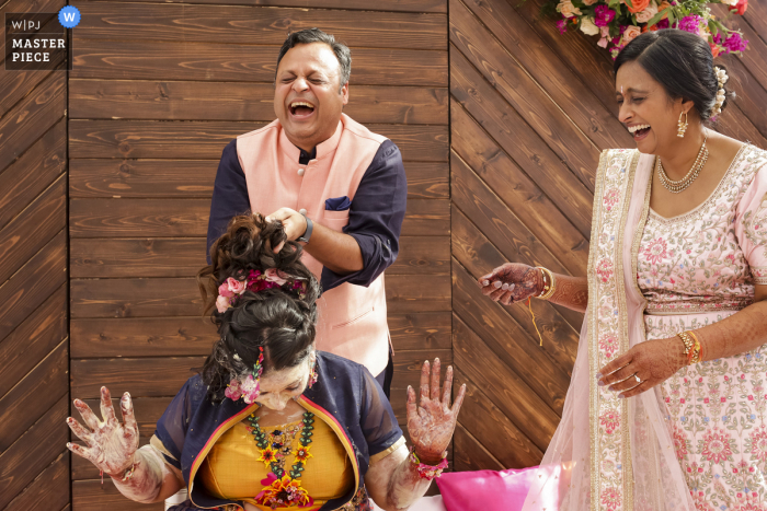 Backyard Indian wedding of the bride's father and mother in full laughter 