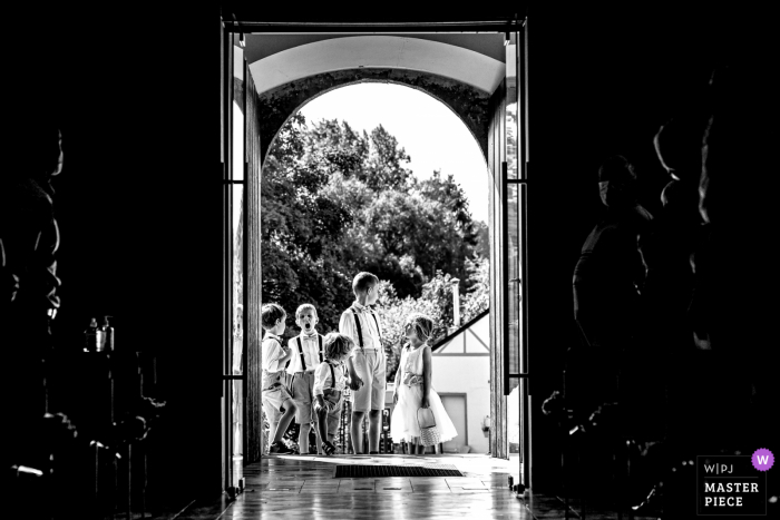 Afbeelding van het Belgische kerkhuwelijk van de bloemenkinderen die wachten op het begin van de ceremonie