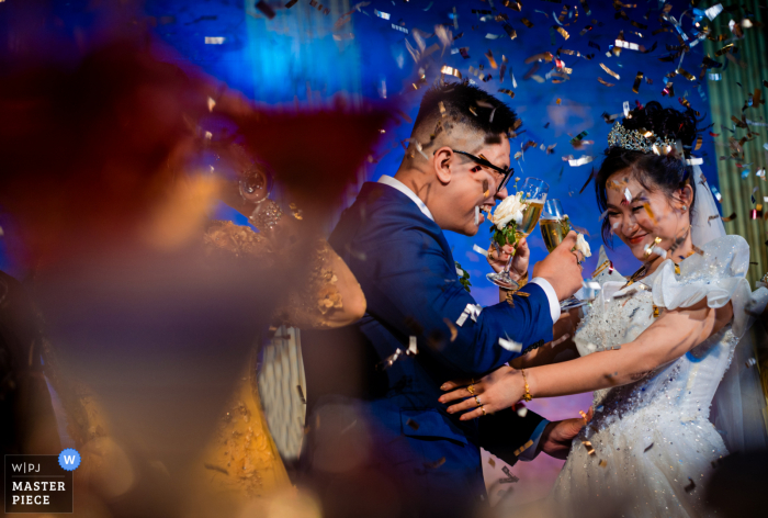 Imagen de la boda de la pareja compartiendo champán en el Adora Venue