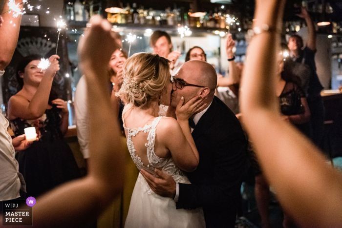 Fotografía de boda en Bulgaria de un bar Sofia Raketa Rakia que muestra el baile de la boda