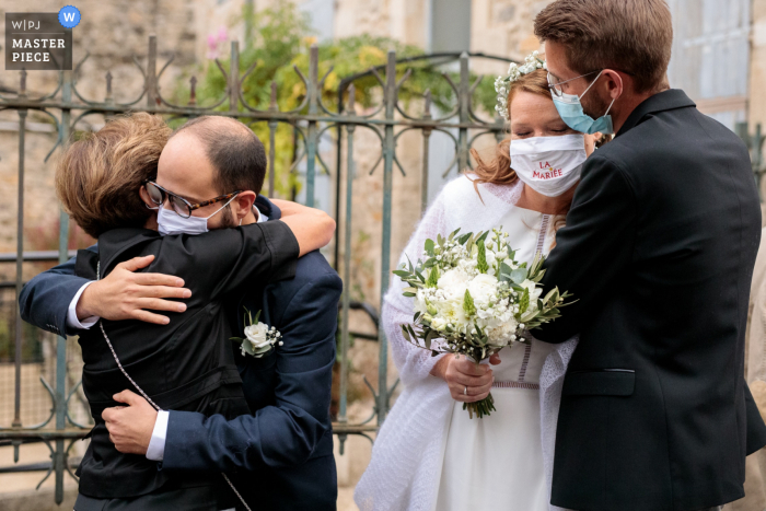 Foto de boda en Mairie de Nîmes de una familia dándose abrazos después del matrimonio en el sur de Francia