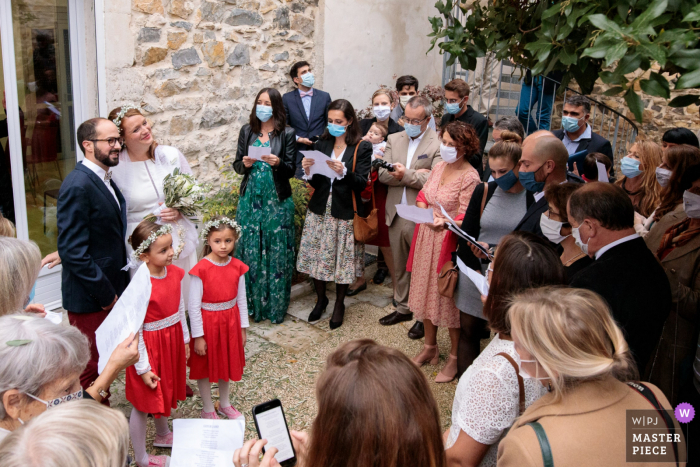 FR fotografia di matrimonio dal municipio di Nimes nel sud della Francia che mostra tutti gli ospiti che cantano una canzone agli sposi