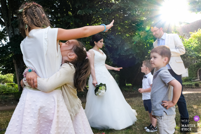 Trouwfotografie van Le Poudrier Limoges terwijl de kinderen spelen