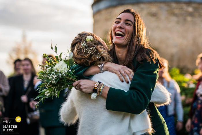 Photographie de mariage en France du château de Magny-Cours Planchevienne au moment de la capture des fleurs