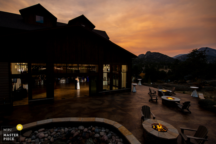 Huwelijksfoto's in Colorado van Black Canyon Inn in Estes Park, CO van de eerste dans van de bruid en bruidegom bij zonsondergang