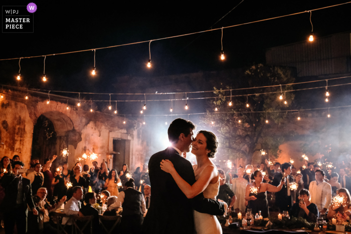 Le photographe de mariage d'Oaxaca a créé cette image de Proyecto Murguia, ville d'Oaxaca pendant la première danse entourée de leur famille et de leurs amis