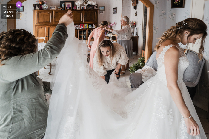 Ein Hochzeitsfotograf aus Savoie hat dieses Bild in Chambery der Hochzeitsvorbereitungsszene mit Braut, Schwester, Mutter und Großmutter aufgenommen