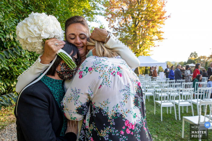 Um fotógrafo de casamento dos Altos Pirineus (65) registrou este momento em Occitânia Após a cerimônia da Noiva e convidados com emoção