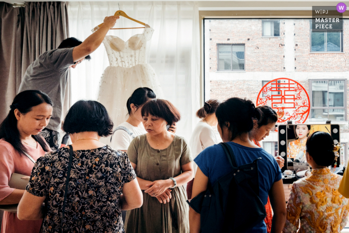 Fotografía de la boda de Fuzhou Fujian desde una sala concurrida de muchas personas preparándose para el gran día de la ceremonia