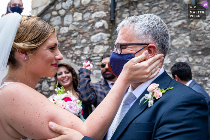 Catania Hochzeitsfotograf zeigt uns zarten Moment von Herzögen des Santo Stefano Palastes - Taormina - Es ist ein tiefer Blick, der der Braut mit dem Vater des Bräutigams