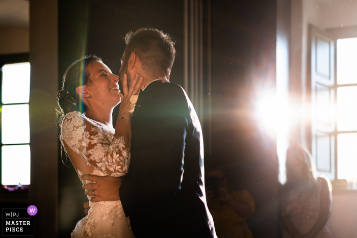 Een huwelijksfotograaf uit Triëst legde dit moment vast in Stanjel Castle, Slovenië, van de tedere eerste dans