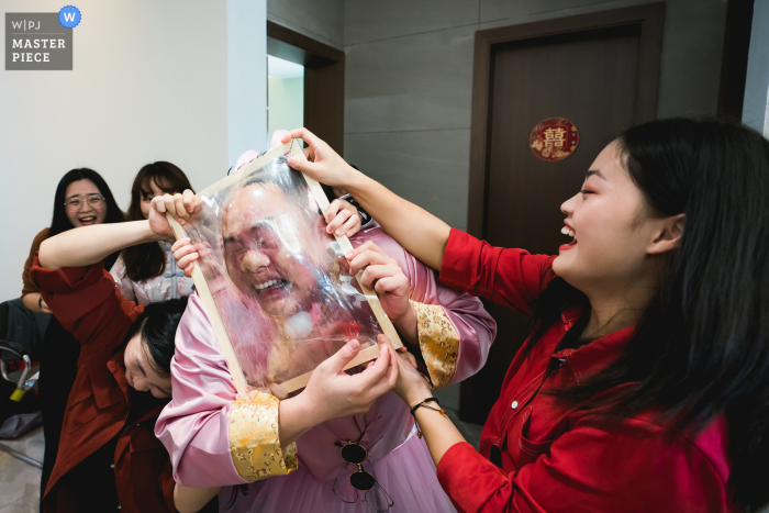 Fotografia di matrimonio in Cina dal Fujian dell'ambiente di gioco che blocca la plastica durante lo schianto del cancello per i testimoni dello sposo