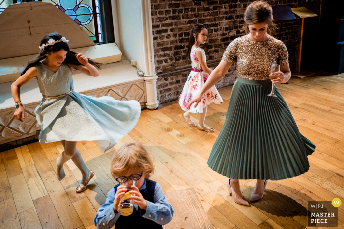 Fotografia di matrimonio in Irlanda da Smock Alley, Dublino di bambini che ballano