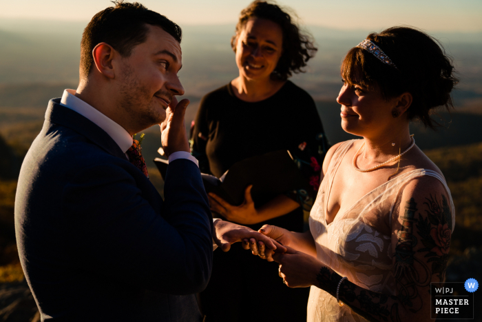 Fotografia de casamento ao ar livre na Pensilvânia do local da cerimônia tirada enquanto o noivo derramava uma lágrima durante a cerimônia de fuga nas montanhas