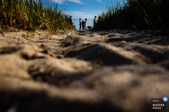 Buitenhuwelijksfotografie van een stel dat een klein strandhuwelijk heeft in Provincetown, MA