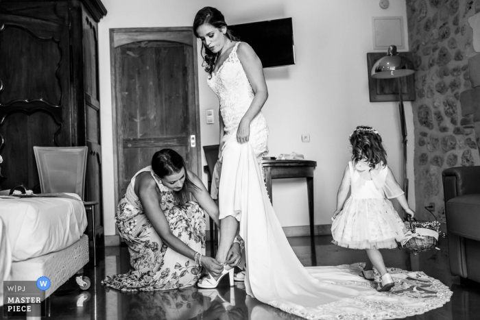 Fotografia de casamento de Auvergne-Rhône-Alpes durante a preparação em casa - lindo vestido de mãe