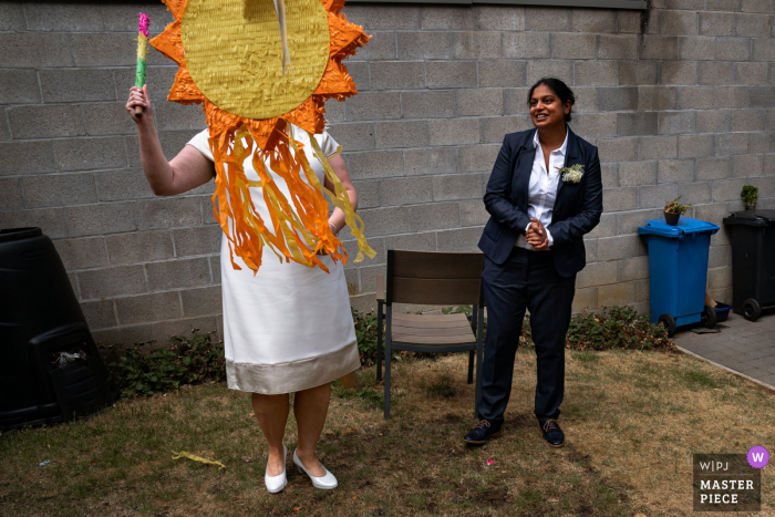 Vlaams Brabant wedding photographer captured this Aarschot party image - Long live the pinata 